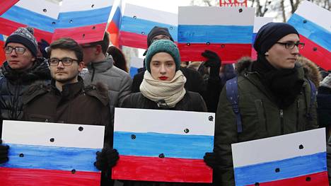 Tuhannet marssivat Moskovassa kolme vuotta sitten murhatun Boris Nemtsovin muistolle