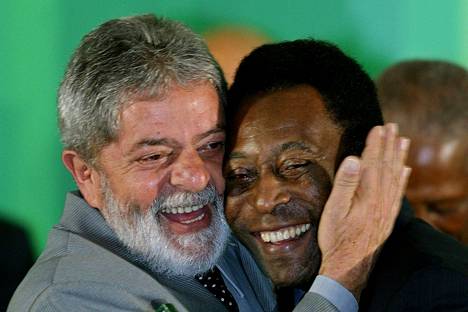 Lula (vas.) ja Pelé halasivat Brasilian ensimmäisen jalkapallon maailmanmestaruuden 50-vuotisjuhlissa vuonna 2008 eli Lulan edellisellä presidenttikaudella.