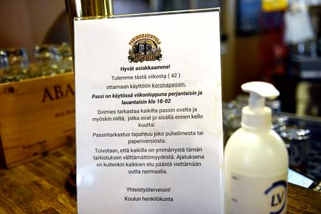 Koronapassin käyttöönotosta kertova ilmoitus ravintola Koulun baaritiskillä Turussa 21. lokakuuta.