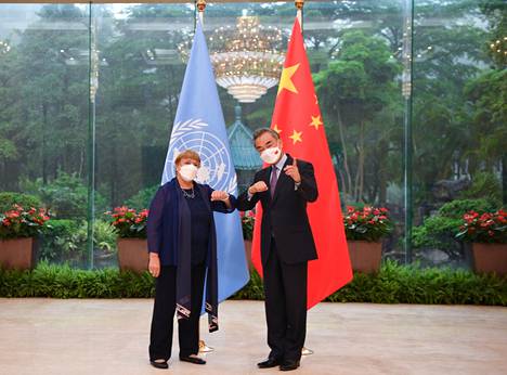 YK:n ihmisoikeusvaltuutettu Michelle Bachelet ja Kiinan ulkoministeri Wang Yi julkaisivat maanantain tapaamisestaan hyväntuulisen kuvan. Bacheletin matkan tarkoituksena oli vierailla Xinjiangissa, jonka vähemmistöjä Kiinan on pitkään kerrottu järjestelmällisesti sortavan.