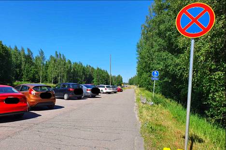 Vantaan Kuusijärvellä on tänä kesänä kielletty auton pysäköiminen Lahdentien varrelle. Kieltomerkistä huolimatta monet jättävät autonsa tien varrelle. Kuvan tummennukset ovat lukijan tekemiä.
