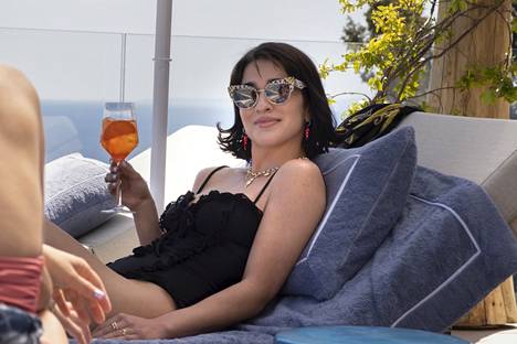 The White Lotus -sarjan toinen kausi sijoittuu Sisiliaan. Simona Tabasco on paikallinen Lucia, joka löytää tiensä luksushotellivieraiden joukkoon. 