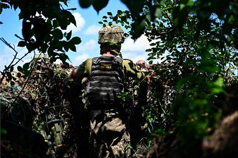 Ukrainan sotajoukkojen tappioista on vielä Venäjän tappioitakin hankalampaa löytää tietoa. Kuva ukrainalaissotilaasta itäisten taisteluiden etulinjasta heinäkuussa.