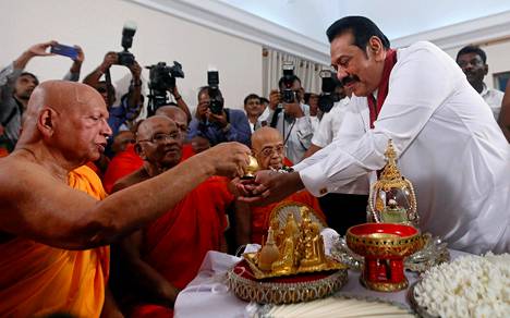 Buddhalaiset munkit siunasivat Sri Lankan pääministeriksi nimitetyn Mahinda Rajapaksan pääkaupungissa Colombossa maanantaina.