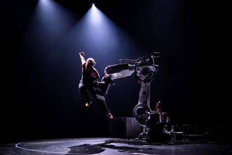 Fredrik Benke Rydman tanssii robotin kanssa duoettoa.