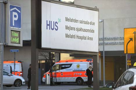 Ambulanssi ja Husin logo Meilahden sairaala-alueella Helsingissä lokakuussa 2021.