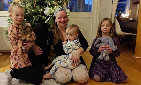 Enni (vas.), Mari, Eetu ja Maisa Olkkonen viettämässä joulupäivää.