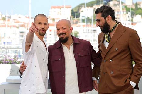 Boy from Heaven -elokuvassa pääroolia esittävä näyttelijä Tawfeek Barhom (vas.), ohjaaja Tarik Saleh ja näyttelijä Fares Fares valokuvattuna Cannesissa lauantaina.