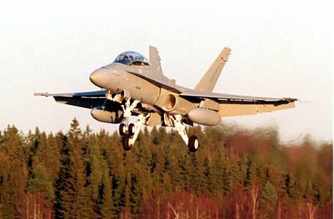 Ensimmäinen Hornet-hävittäjä laskeutui Pirkkalan kentälle 7. marraskuuta 1995.