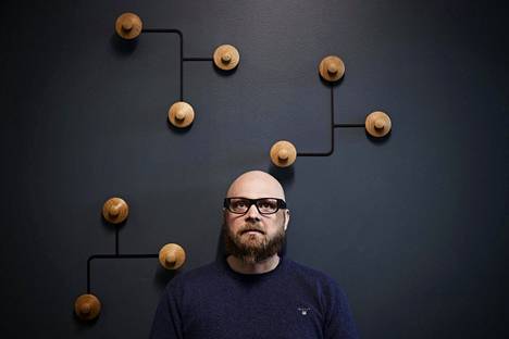 Dispelixin toimitusjohtaja Antti Sunnari. Hänellä on päässään lasit, joiden linssiteknologia on yhtiön kehittämää. 