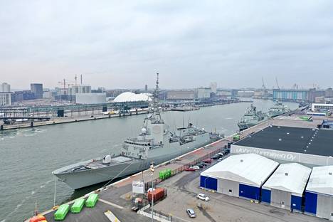 Naton aluksia Hernesaaren satamassa sunnuntaina.