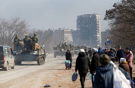 Ukraina ei ole myöntynyt Venäjän antautumiskäskyyn Mariupolissa. Venäjän-mieliset joukot ajoivat panssariajoneuvoilla Mariupolissa paikallisten ihmisten ohi maaliskuun 24. päivänä.