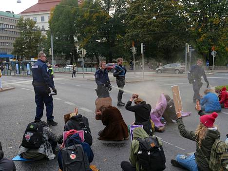 Poliisit sumuttivat kaasua hajottaessaan Elokapinan katumielenosoitusta Kaisaniemenkadulla lokakuussa 2020.