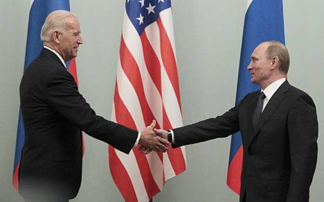 Joe Biden ja Vladimir Putin tapasivat Moskovassa maaliskuussa 2011. Biden oli tuolloin Yhdysvaltain varapresidentti ja Putin Venäjän pääministeri.
