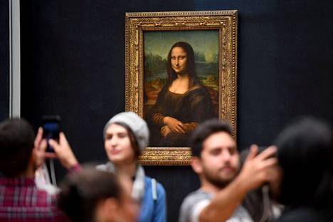 Pariisilaisen Louvren museon kävijät ottivat selfieitä Mona Lisan edessä lokakuussa 2019.
