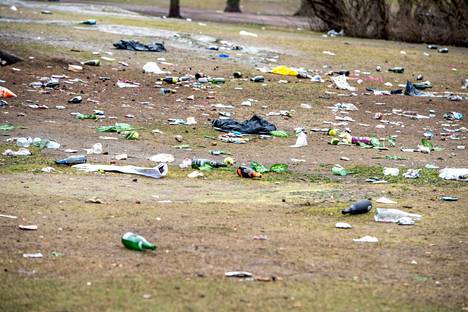 Vappujuhlinnan jäljiltä Kaivopuisto oli tulvillaan roskia. Myös runsaasti tyhjennettyjä kuohuviinipulloja.