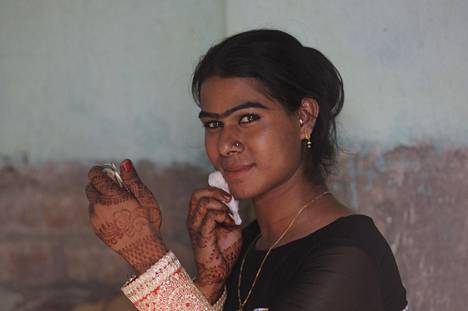 Hijroilla on tärkeä tehtävänsä hindulaisissa yhteisöissä. Heidän siunauksensa katsotaan tekevän lapsista hedelmällisiä. Hijroi vuonna 2015 Kolkatassa.