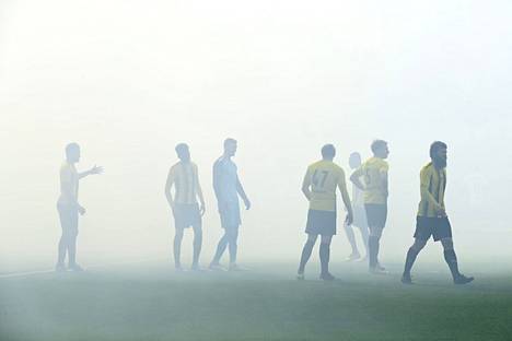 During the opening minutes of the match, the game was suspended for a couple of minutes as the smoke from the Club End flares spread to the field.