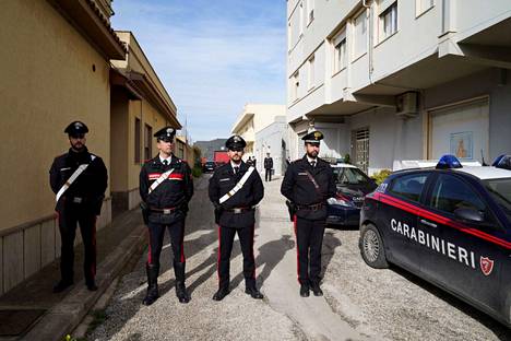 Sisilian poliisi vahtii pääsyä asuntoon, jossa Matteo Messina Denaro piileskeli.