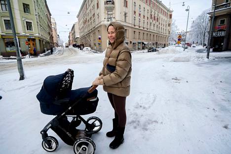 Pauliina Lampinen peruutti lastenrattaiden kanssa suojatien yli Helsingin Viiskulmassa viime viikon tiistaina lumen takia.