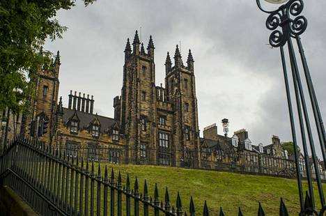 Euroopan unionin kansalaisille ei tarjota vastaisuudessa ilmaista yliopisto-opetusta Skotlannissa. Kuvassa Edinburghin yliopiston rakennus kuvattuna kesäkuussa 2018.