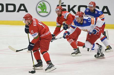 Punaisissa pelaava Valko-Venäjä ja valkoisissa pelaava Venäjä suljettiin pois kansainvälisestä jääkiekosta.