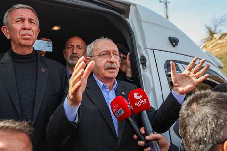 Kemal Kılıçdaroğlu johtaa Erdoğania lähes kaikissa tuoreissa kannatuskyselyissä. Kılıçdaroğlu puhui medialle 11. maaliskuuta vieraillessaan maanjäristysalueella Kahramanmaraşin maakunnassa.