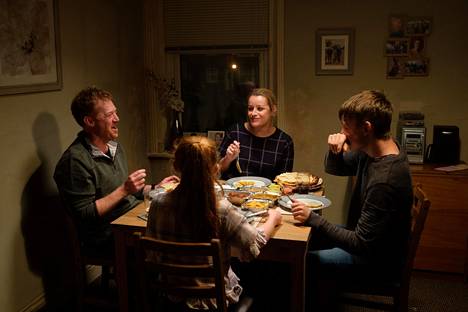 Turnerin perheen harvinainen yhteinen illallishetki Kiitos tilauksestasi -elokuvassa.