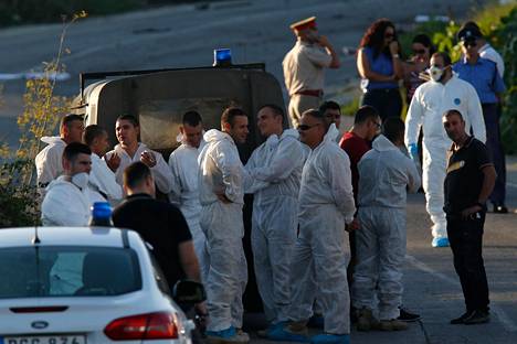 Poliiseja ja rikostutkijoita autopommin räjähdyspaikalla Maltalla.