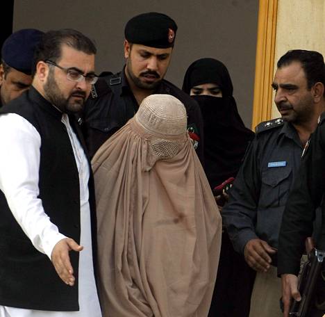 Sharbat Gula (burkassa) joutui Pakistanissa oikeuteen väärennetyn henkilöllisyystodistuksen takia vuonna 2016.