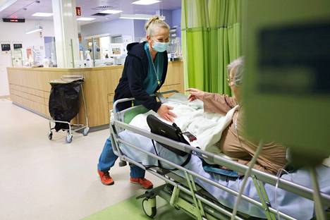Deputy head of department Kirsti Ihalainen adjusted the bed of a 100-year-old patient in the observation room of Jorvi's emergency department on Wednesday. 