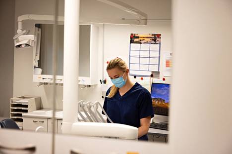 Hammaslääkäri Kiira Löfberg valmistautui viime maanantaina iltapäivällä Tapiolan hammashoitolassa lähtemään kohti toista työpaikkaansa Mehiläisen hammaslääkäriasemalla.