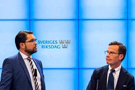 Ruotsidemokraattien puheenjohtaja Jimmie Åkesson (vas.) ja Ruotsin pääministeri Ulf Kristersson lehdistötilaisuudessa viime lokakuussa.