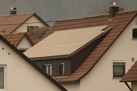 Saksan Albstadtissa Saharan hiekkapöly värjäsi talon katolla olevat aurinkopaneelit torstaina 17. maaliskuuta.