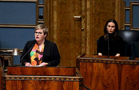 Pääministeri Sanna Marin (sd) kuunteli taustalla, kun valtiovarainministeri Annika Saarikko (kesk) vastasi kokoomuksen johdolla laadittuun välikysymykseen.