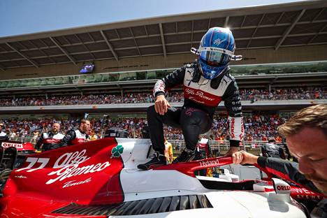 Valtteri Bottas poseerasi F1-autonsa päällä sunnuntaina.