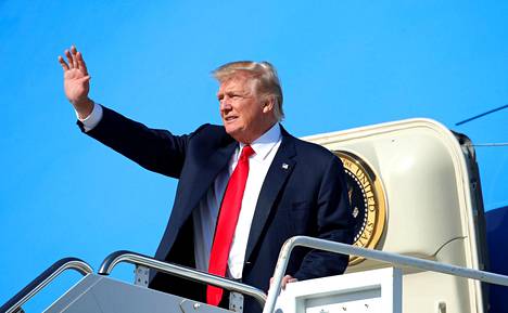 Yhdysvaltojen presidentti Donald Trump vilkutti saapuessaan lentokoneella West Palm Beachiin Floridassa perjantaina. West Palm Beachissa sijaitsee hänen lomalinnansa Mar a Lago.