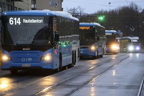 Toteutuessaan linja-autoalan lakolla voisi olla merkittäviä vaikutuksia muun muassa Helsingin linja-autoliikenteeseen. Kuvassa joukkoliikennevälineitä Helsingin Sörnäisissä vuonna 2021.