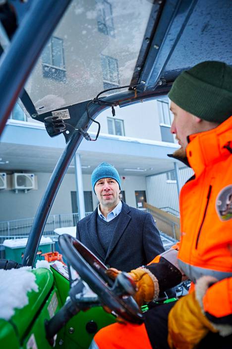 Municipal manager Janne Airaksinen (left) talking with Joni Miettinen.  Miettinen is working at the construction site of the new municipal hall.  The municipality's operations are moving to an office building built by a private operator, where other operators are also coming.