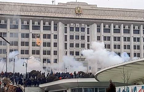 Mielenosoittajia hallintorakennuksen edustalla Almatyssä keskiviikkona.