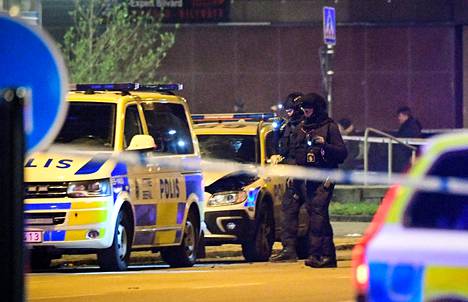 Poliisiauto räjäytettiin Malmössä poliisiaseman edessä – kaksi epäiltyä otettu kiinni