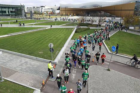 Suomen suurin juoksutapahtuma Helsinki City Running Day näkyy katukuvassa lauantaina. Kuva on viime vuoden tapahtumasta, joka järjestettiin lokakuun alussa. 