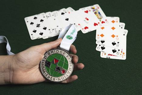 Bridgeä on kutsuttu maailman vaikeimmaksi korttipeliksi. Kuvassa Maria Myllärin MM-hopeamitali. 