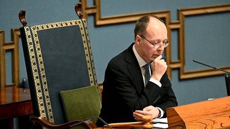 Eduskunnan puhemies Jussi Halla-aho (ps)  katsoo, että eduskunta ei voi käsitellä Vornasen tapausta tässä vaiheessa mitenkään,