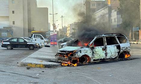 Auto paloi Libyan pääkaupungissa Tripolissa 27. elokuuta taisteluiden seurauksena. 