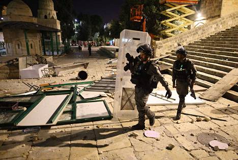 Israelin sotilaat partioivat Jerusalemissa al-Aqsan moskeijassa viikonvaihteen yhteenottojen jälkeen.