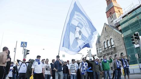 Suomen jalkapallo­maajoukkueen kannattajat haluavat Huuhkajien leirit muualle kuin ihmisoikeuksia polkeviin maihin
