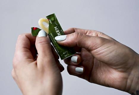 Kondomin ja suuseksisuojan käyttö estää tehokkaasti tippurin leviämistä.
