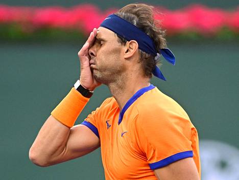 Rafael Nadal reagoi turhautuneena Indian Wellsin turnauksen välieräottelussa.