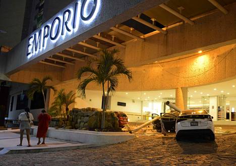 Järistyksen kaatama pylväs vaurioitti hotellin eteen pysäköityä autoa pahoin Acapulcossa Meksikossa.
